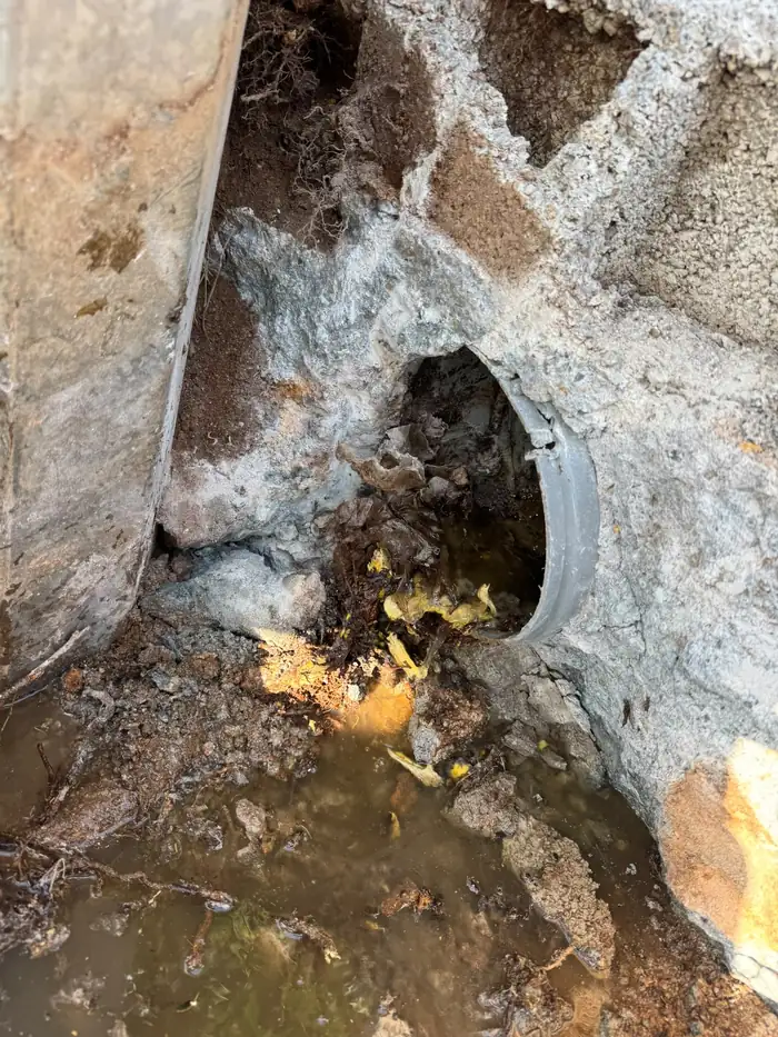 Canalisation écrasée au pied du regard&nbsp;: on ne voit plus l'intérieur du tuyau