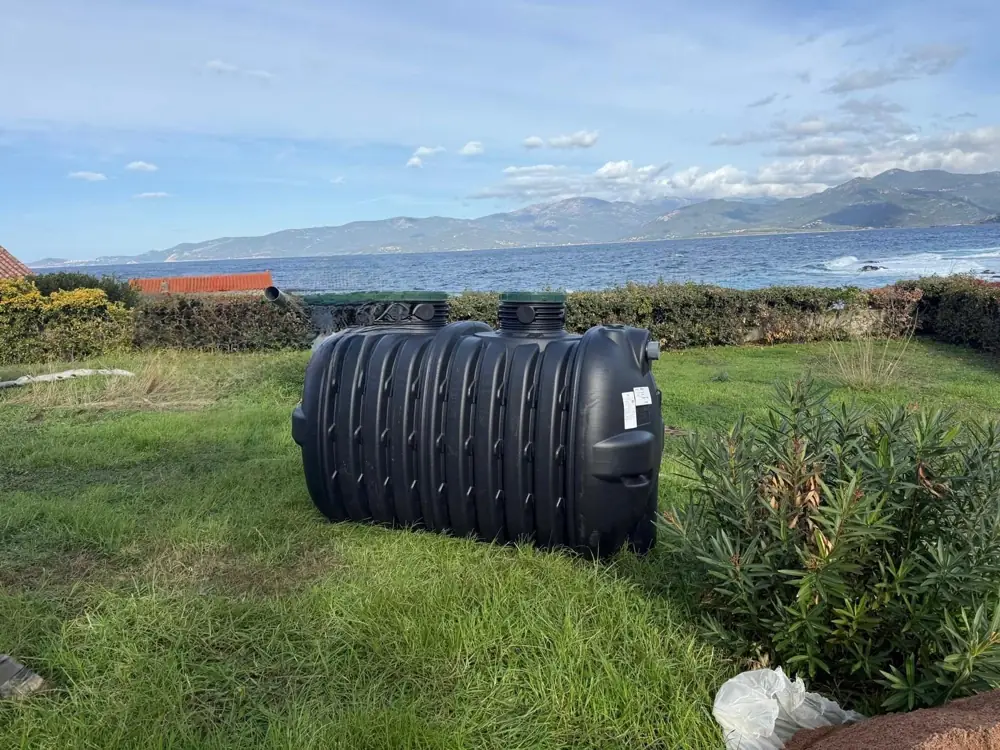 Filière d'assainissement installée par Sud Travaux face au golfe d'Ajaccio