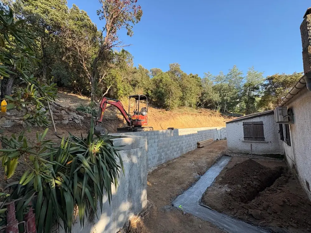 Mur de clôture et caniveau béton réalisés par Sud Travaux
