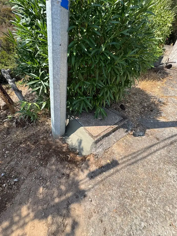 Tampon fonte neuf, béton repris, terrain nettoyé